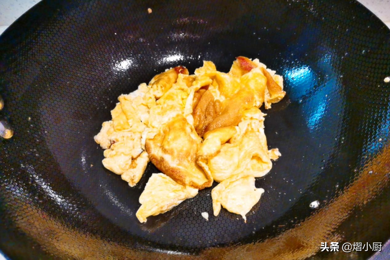 虾仁什锦炒饭，味道鲜香做法简单，只用了一种调味料，原味更好吃