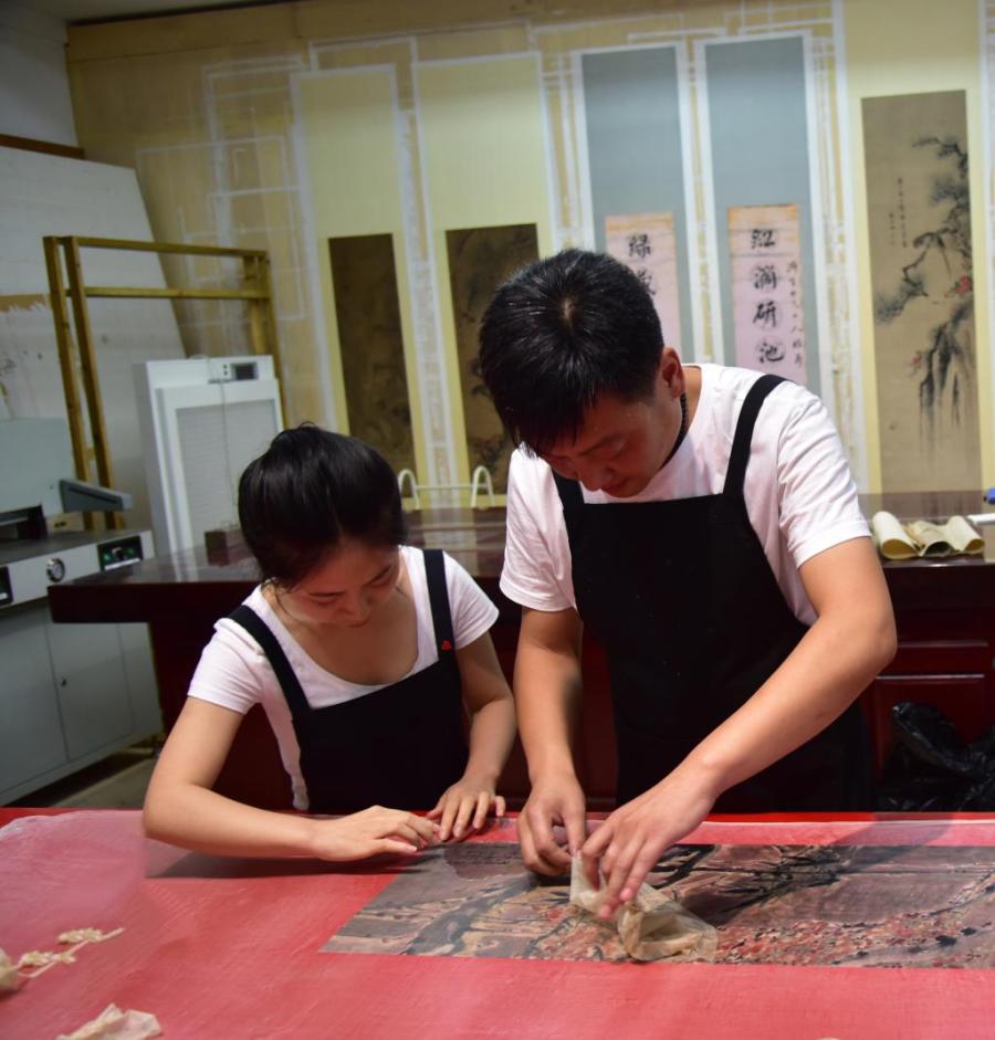 新闻周刊丨文物会得“癌症”还传染？！我在青博修文物：会望闻问切，还要懂护肤美颜