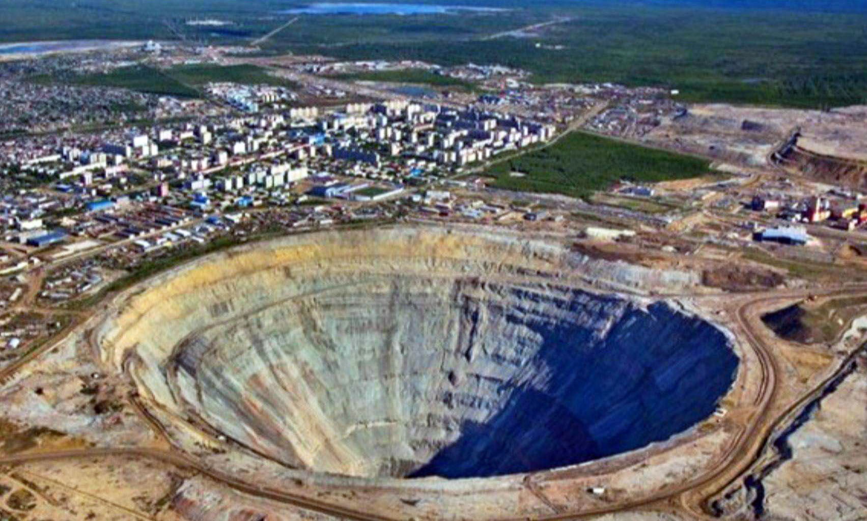 世界上最大的钻石矿，卡车开到底部要两个小时，如今已被废弃