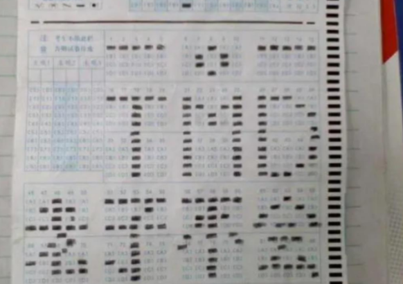 高考的答题卡扫描过程曝光，不少人觉得老师省事了，学生可苦了