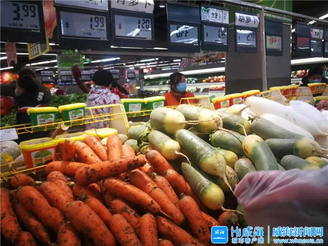 大白菜1元/斤，青萝卜0.85元/斤，白萝卜1.58元/斤…… 2月1日，威海市场和超市价稳量足