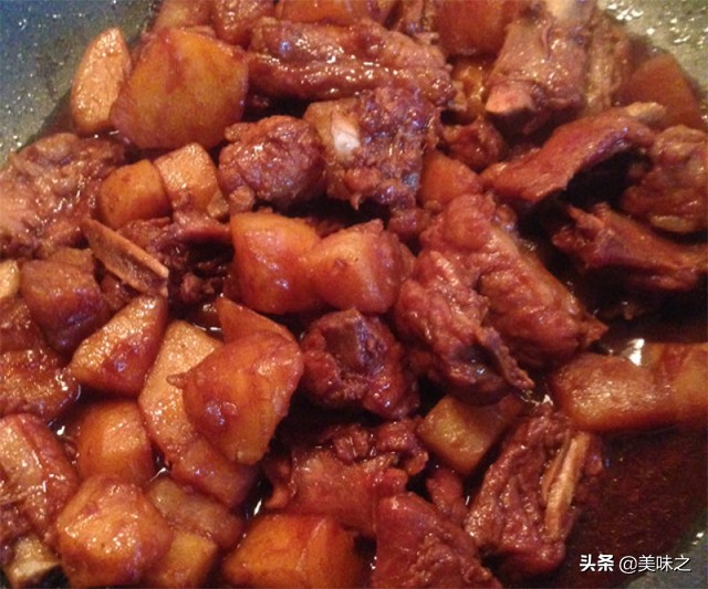 土豆烧排骨10种好吃的做法，让肉香更浓郁，土豆软糯不烂