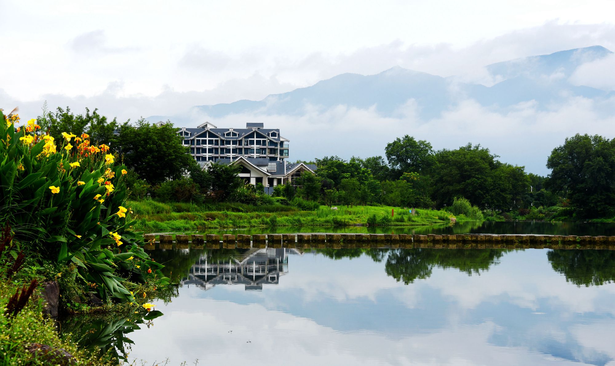 浙江仙居：水清岸绿景色美