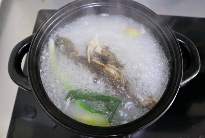 黄骨鱼豆腐汤好喝有窍门，简单营养刺又少，大人孩子都喜欢