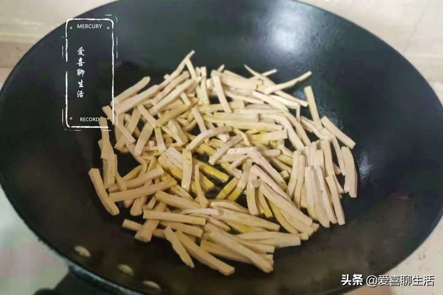 野芹菜怎么做好吃（12分钟教你制作好吃的豆干炒野芹菜）