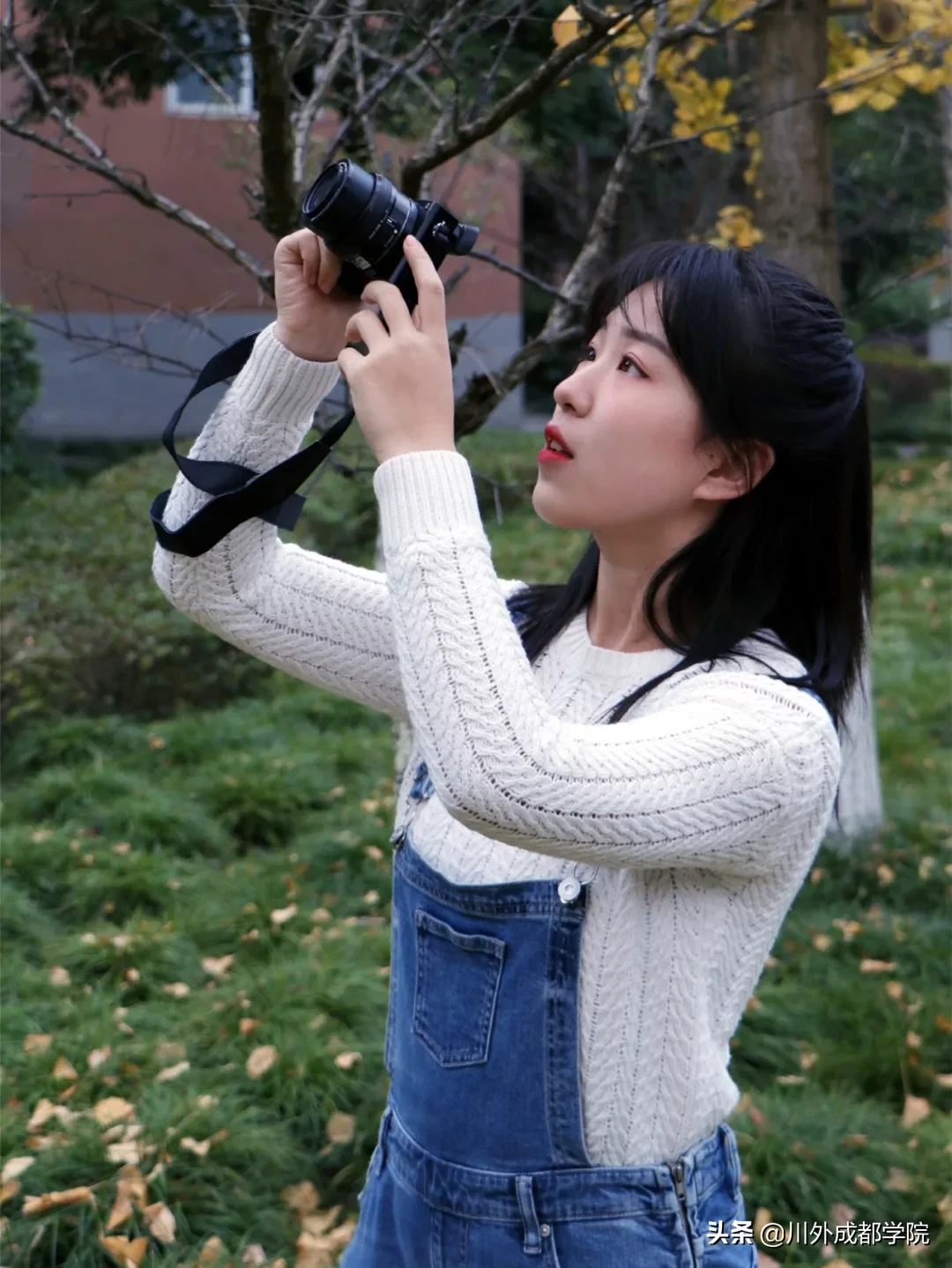 跟着这位仙女，体验四川外国语大学成都学院的文艺生活