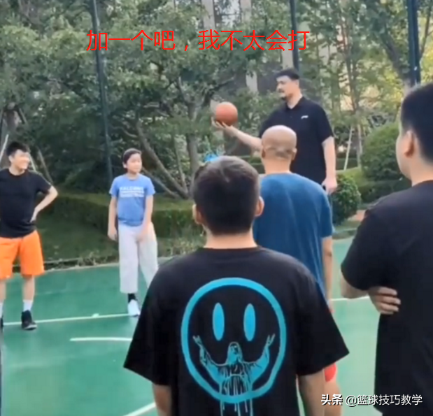 姚明女兒在哪里學籃球（姚明帶女兒去野球場打球，單手投籃誰防得住，站著投都沒人蓋得了）
