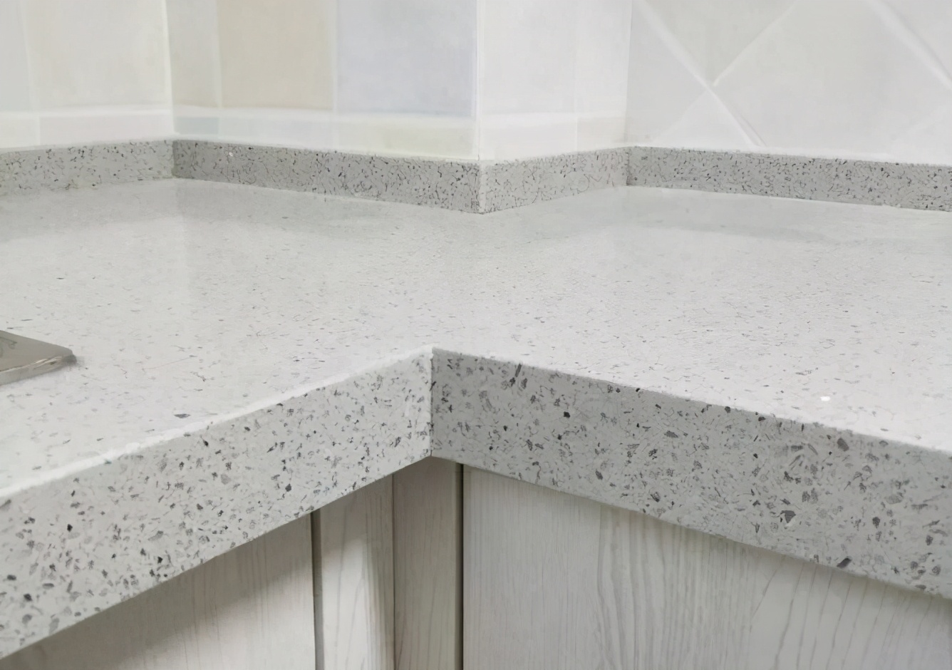 台面为何流行石英石?怎么区分单双色?只要会1招,再也不怕上当