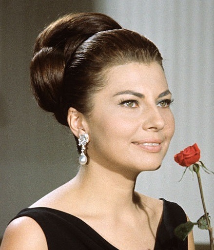 伊朗末代美艳王后！国王宠翻送天价珠宝，却因无法生育被流放