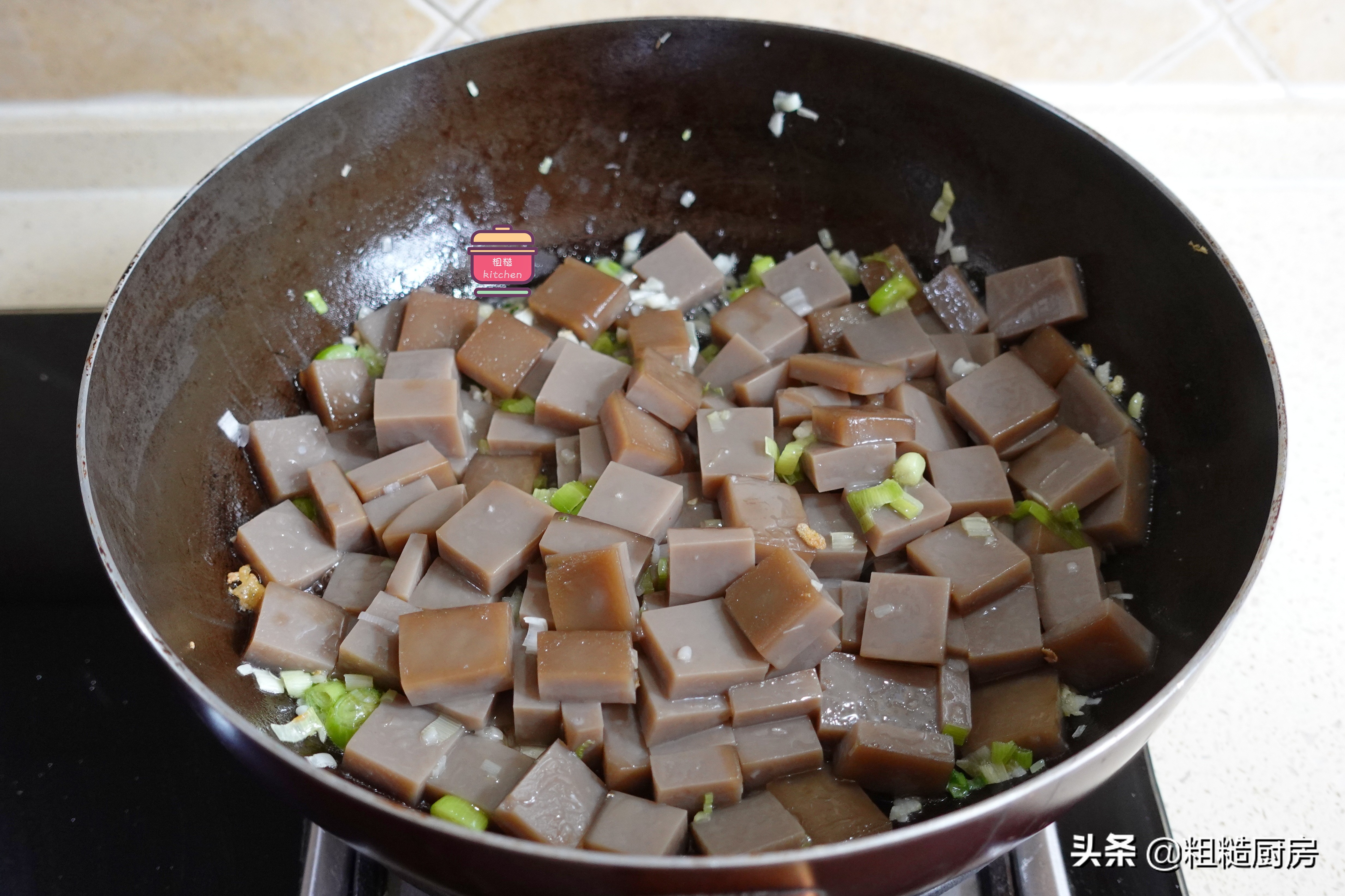 天热胃口差,给家人炒盘橡子凉粉,爽口不油腻,酱香浓郁太馋人