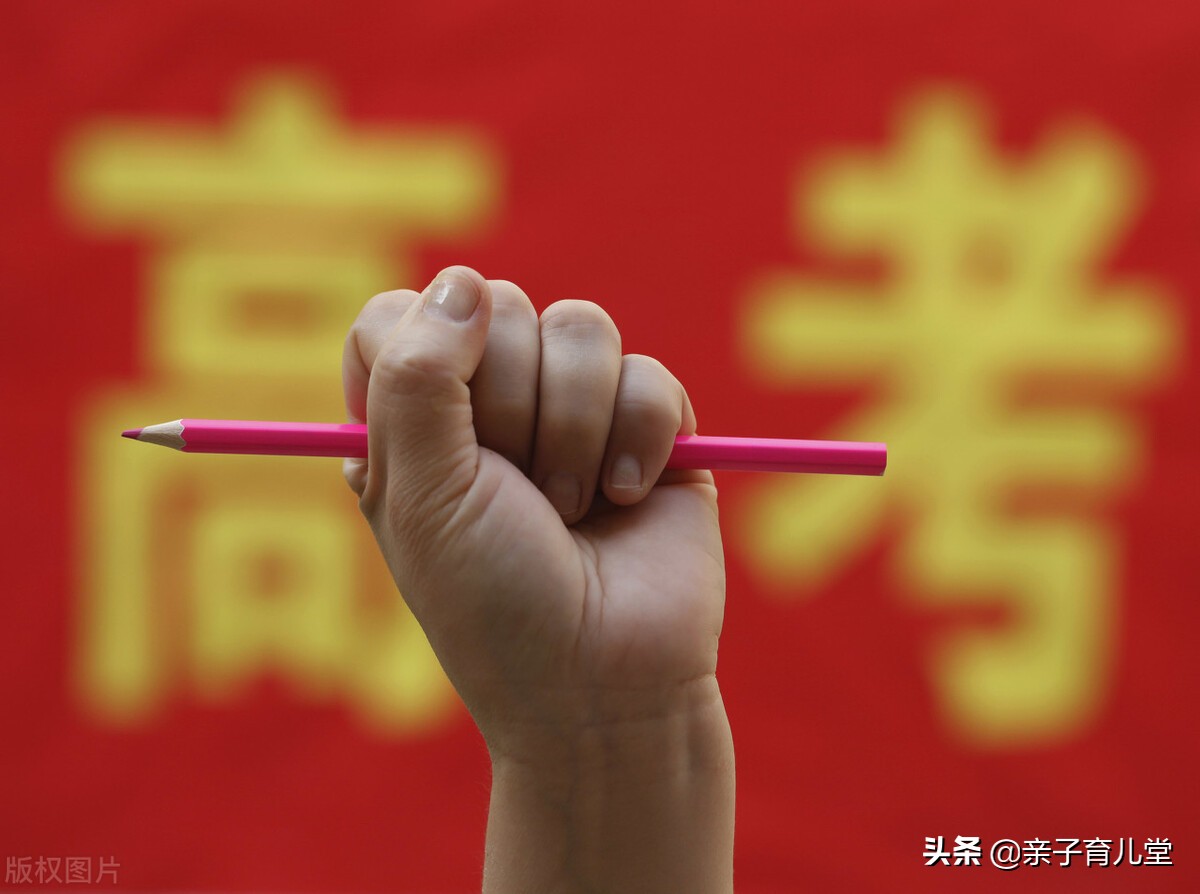 为母则刚，51岁妈妈和孩子一起参加高考，网友：可怜天下父母心