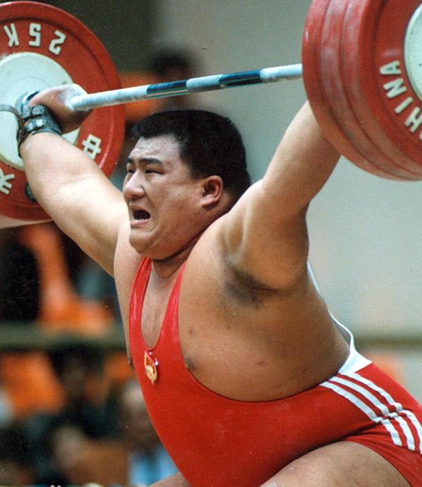 世界举重冠军最重纪录(他是亚洲第一大力士,退役后当门卫保安,女儿最