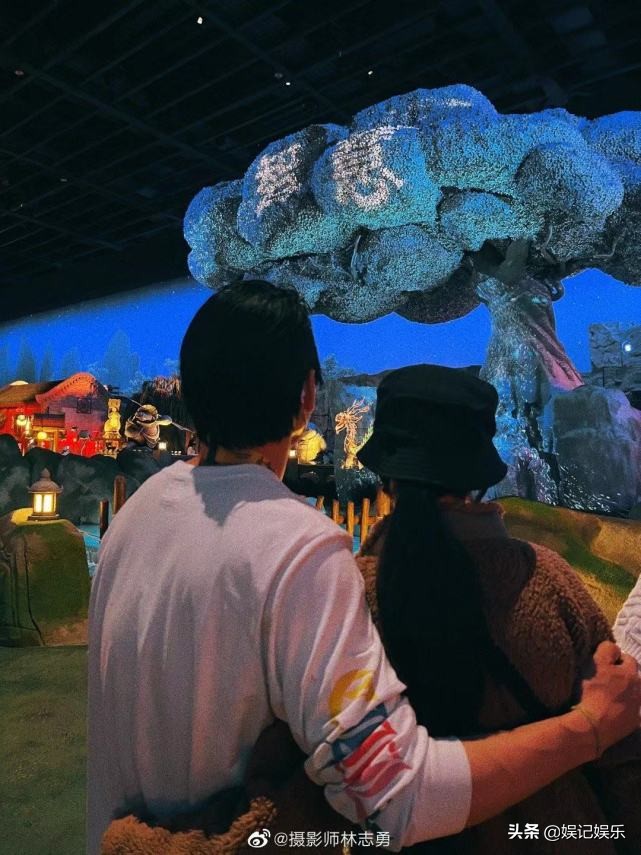 向佐一家逛环球影城，cora在爸爸怀里熟睡，郭碧婷身形变圆润