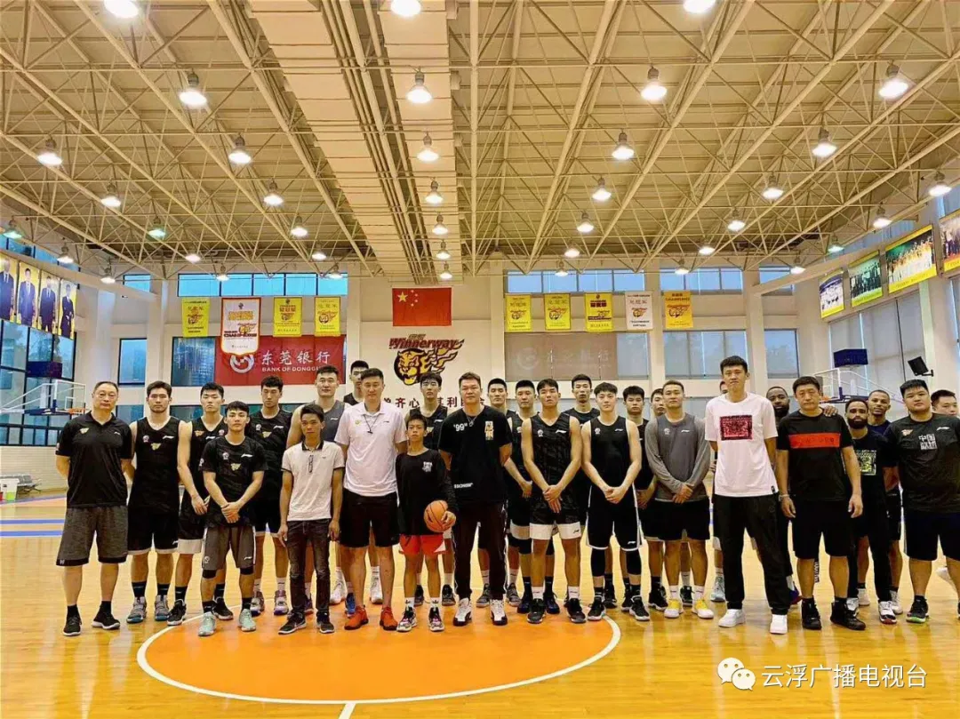 有哪个cba球员是云浮的（圆梦！云浮独臂篮球少年张家城走进CBA球队！）