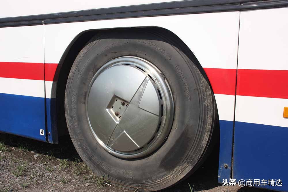 搭载道依茨V8风冷的国产豪华大客 曾经的北方尼奥普兰BFC6120客车
