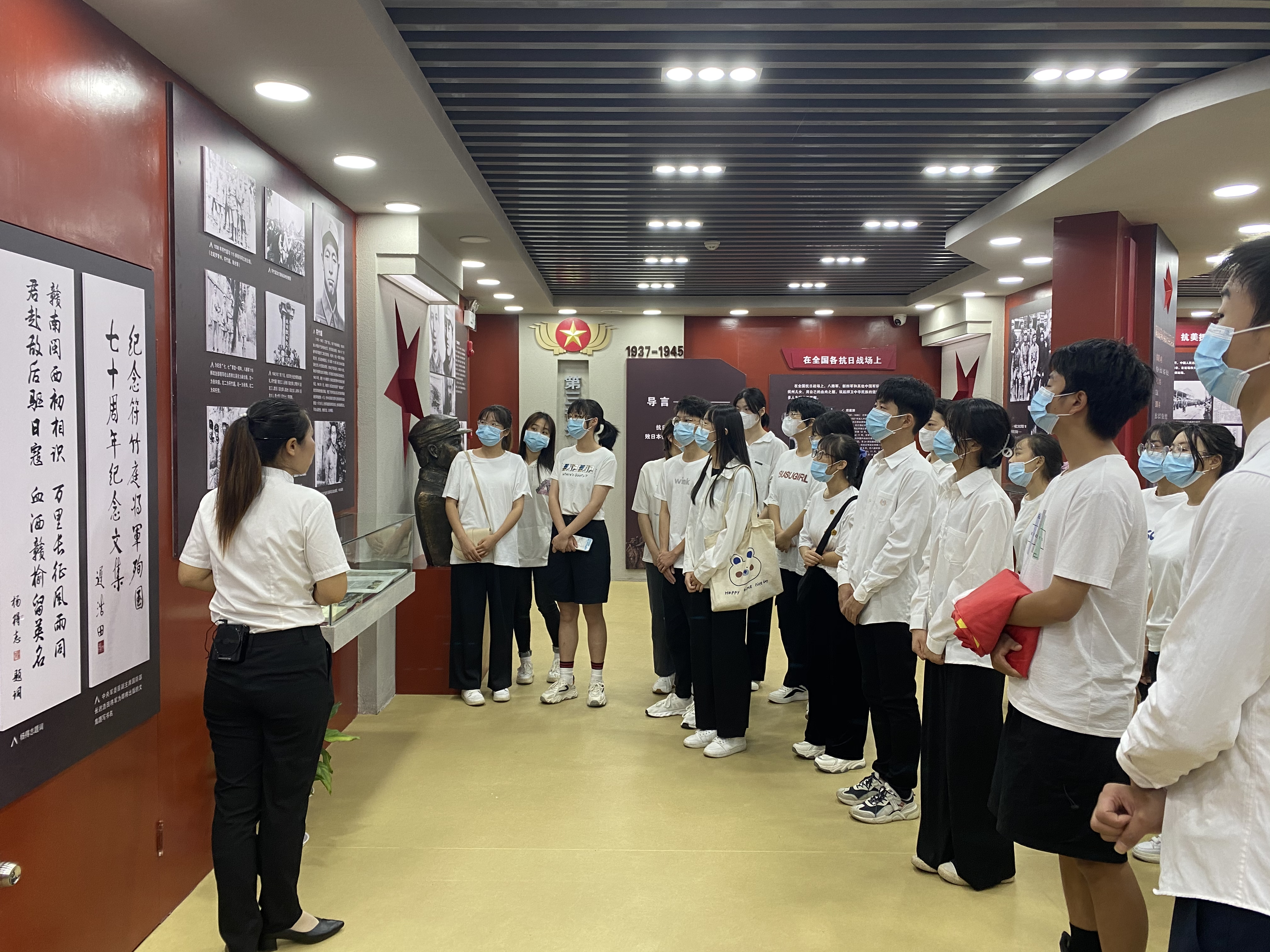 抚州幼儿师范高等专科学校组织师生代表瞻仰革命烈士陵园