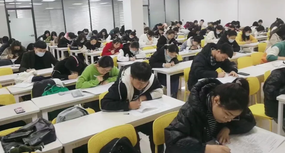 中考高考家长有必要全程陪同吗？佛系家长的做法受暴赞，有弊无利