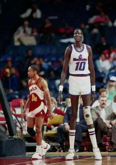 nba有哪些人比姚明高（NBA的最萌身高差：2米31法爾跪著比別人站著高，一對身高相差71cm）