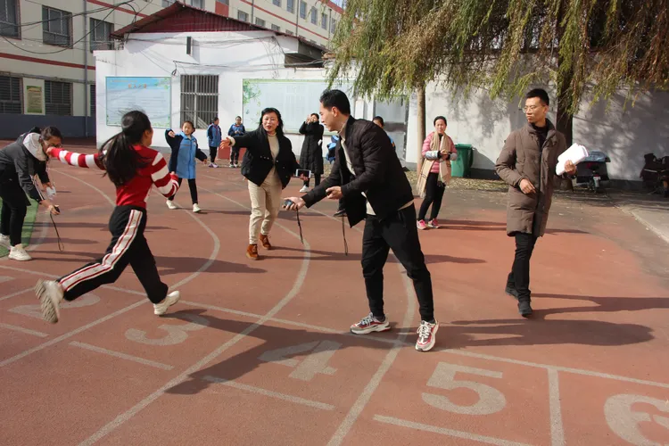 cba啦啦队王浩然(长治市屯留区树人小学顺利举行2019年秋季田径运动会)