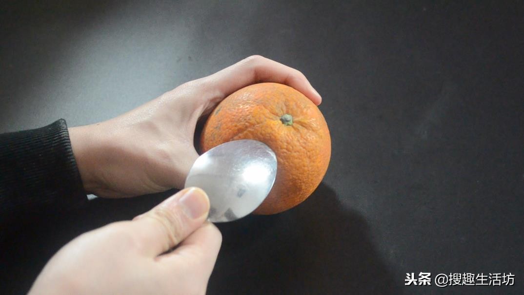 谁还用手剥橙子，果农教你一招这样剥橙子，既完整又干净还不脏手