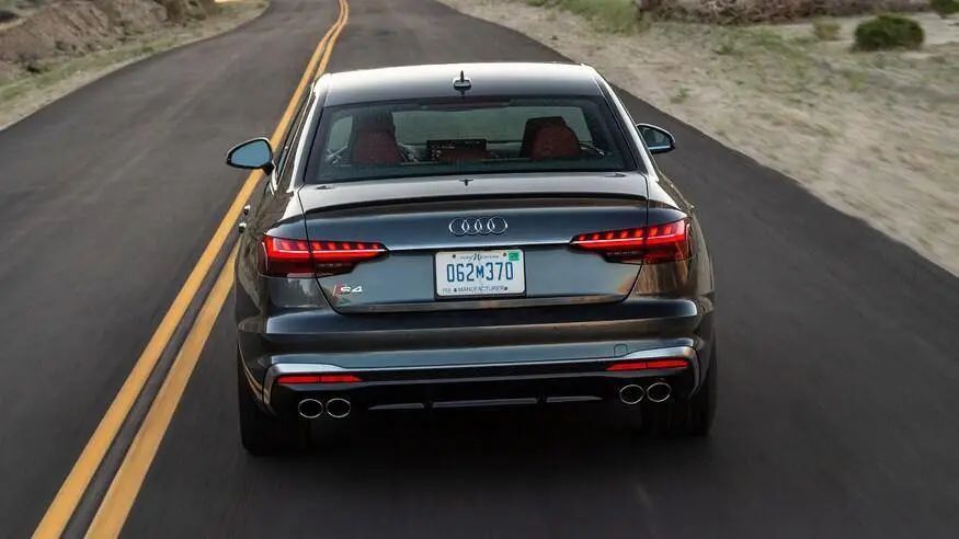 50万以内最强性能轿车，4.4秒破百的新款奥迪S4让人一试难忘