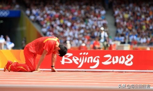 国际奥委会回忆刘翔伦敦奥运：摔倒受伤后仍坚持用单脚跳到终点