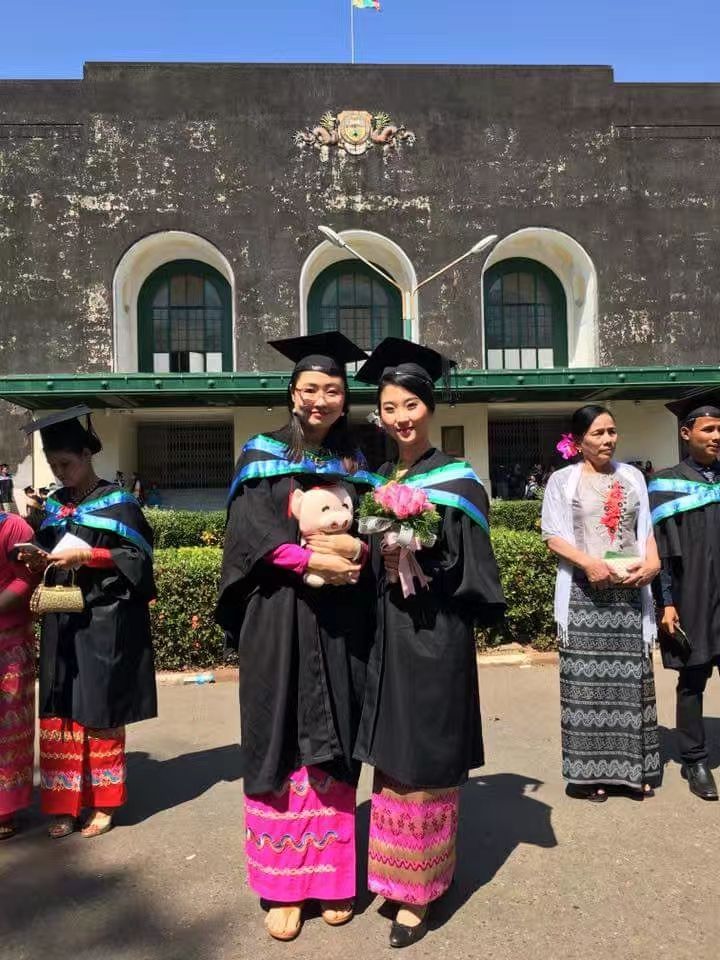 左一:吉吉74缅甸的清华大学74仰光大学74女特别多…男特别少