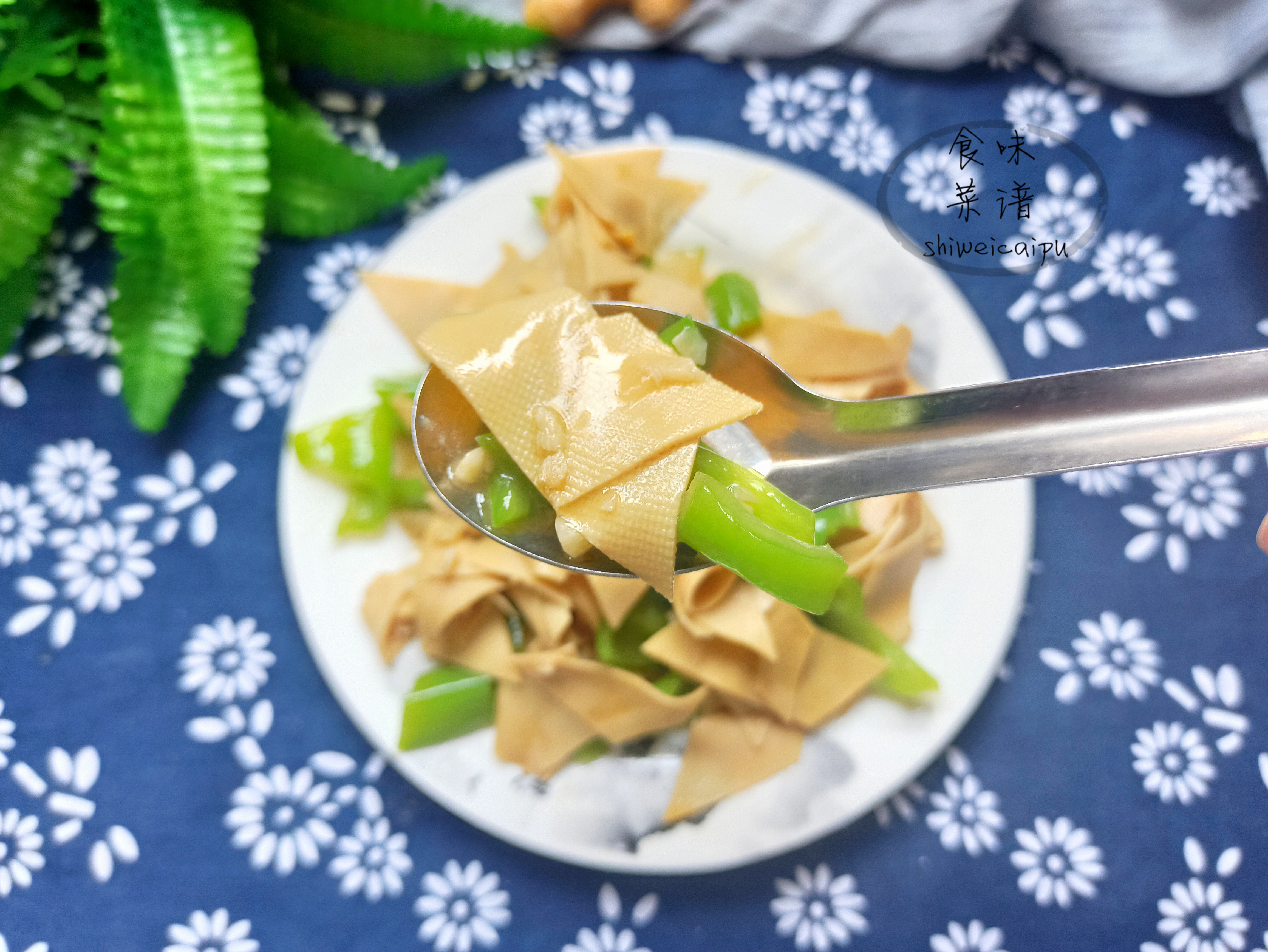 尖椒豆腐皮的家常做法(7步做出鮮香入味的豆腐皮)