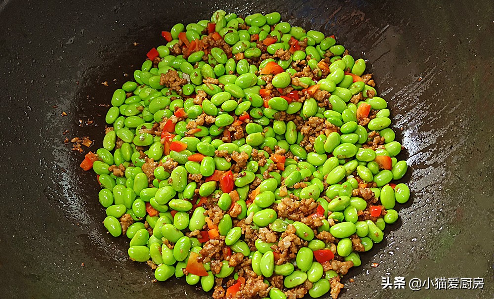 肉末炒青豆要想好吃不变色，掌握这2小技巧，鲜香又入味特下饭