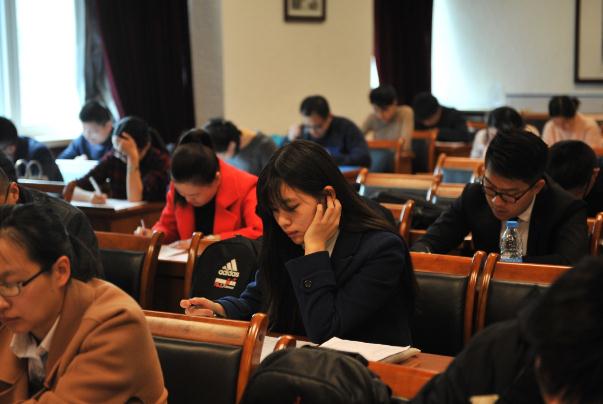 下半年有个“特殊公务员考试”，毕业生想要报考，需符合相应条件