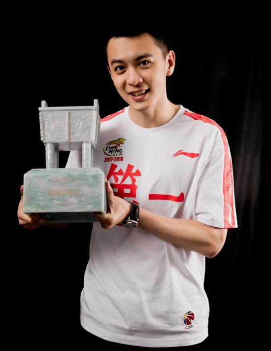 科比vs杨鸣(强忍手腕骨折砍下35分的辽宁帅哥,拒绝千万年薪诱惑只忠于