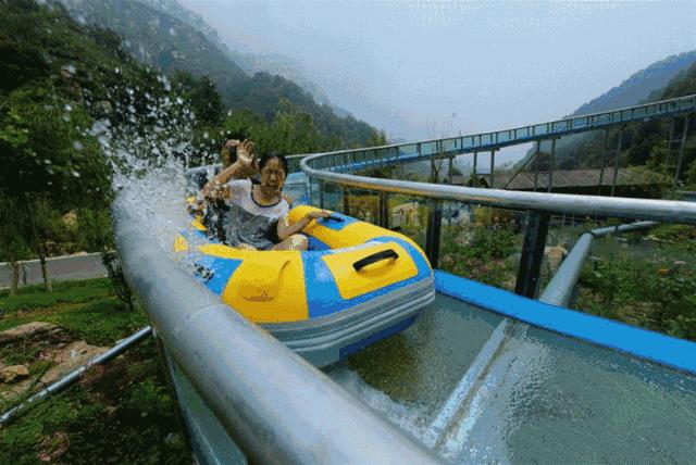 滑道中漂流而过西游洞的高山丛林漂流是云南首条高空玻璃峡谷漫山漂流