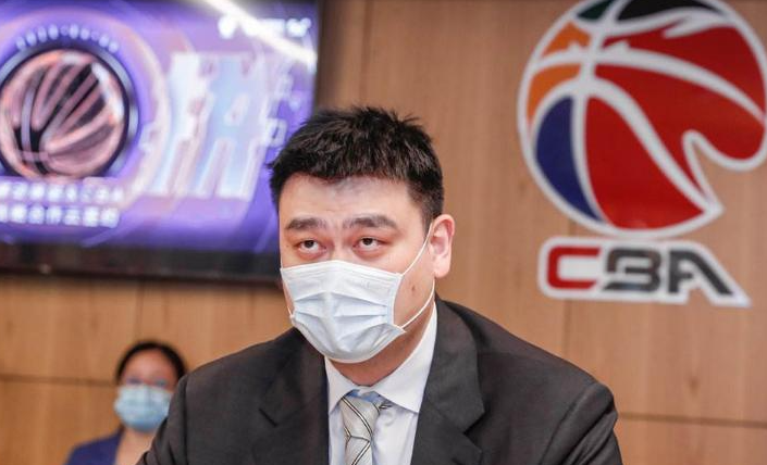 cba球员为什么反应很平静(名记吐槽CBA现状：错版球衣、裁判作弊，得到关注的方式竟是如此)