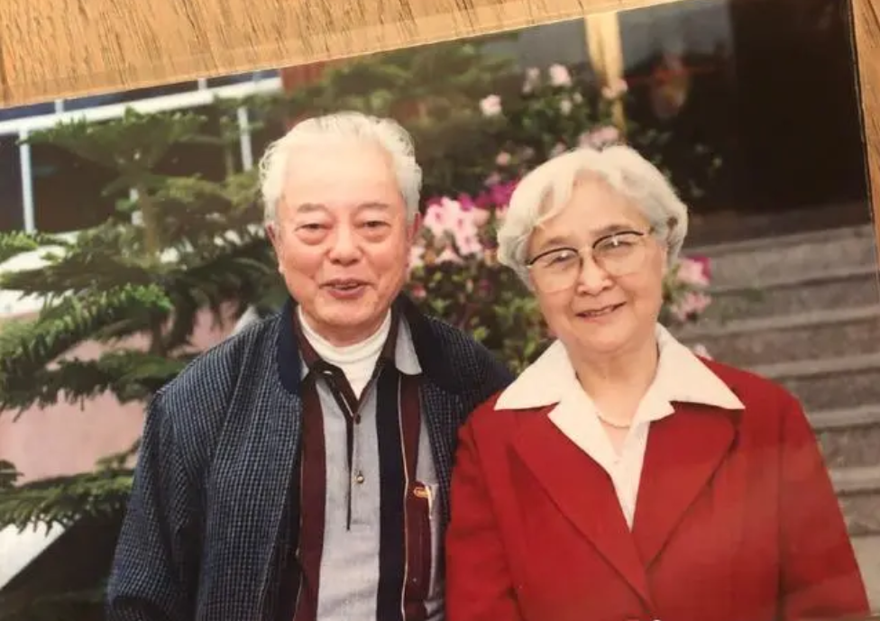 其妻发文悼念(逝者已矣生者如斯，冯远征老婆发文悼念父母，鼓舞自己珍惜眼前)