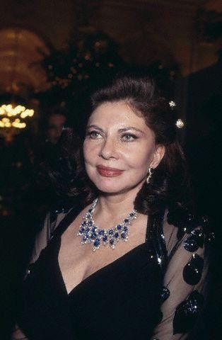 伊朗末代美艳王后！国王宠翻送天价珠宝，却因无法生育被流放