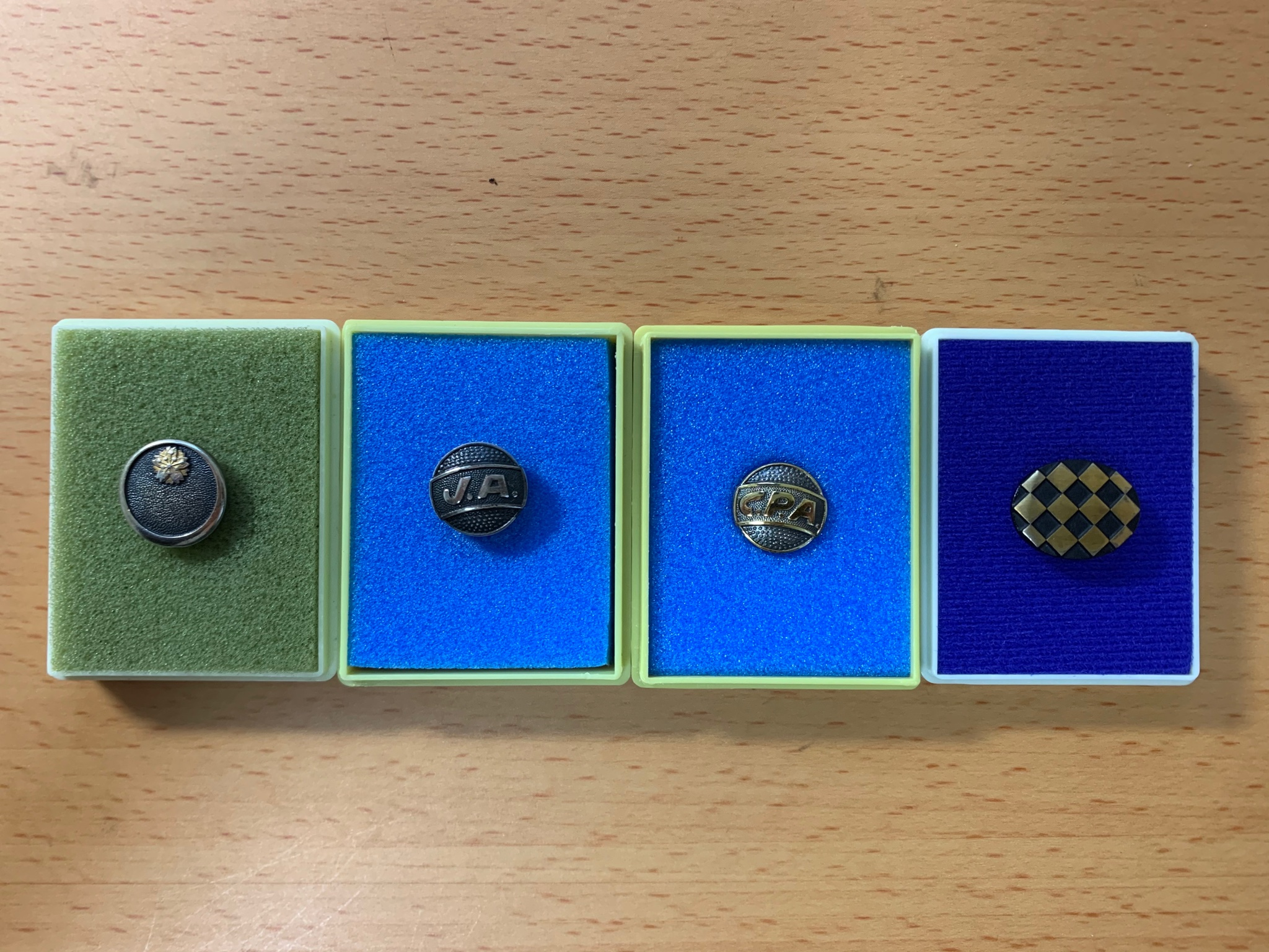 日剧里的律师，都佩戴了徽章，小小的徽章到底在内涵什么？