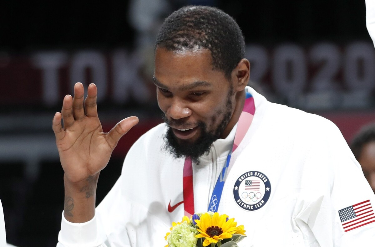 杜兰特塔图姆合照（扎心！杜兰特晒与塔图姆合照却遭球迷讽刺：他儿子4岁，而你单身）