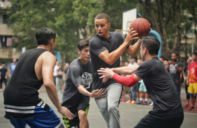 为什么nba总是进不去(去你的篮球梦，看完这5张照片 你就懂为何普通人进不了NBA)