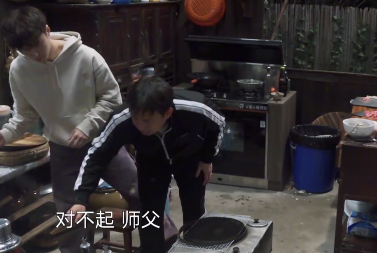 张艺兴做错菜自责不已，愧疚落泪：明明想给大家惊喜，却搞砸了厨房。