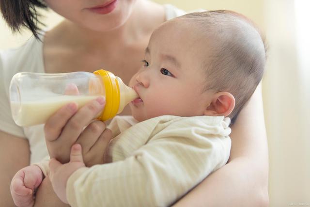 小月龄宝宝喂食过量、喂食不足啥表现？父母记住这几点，会更安心