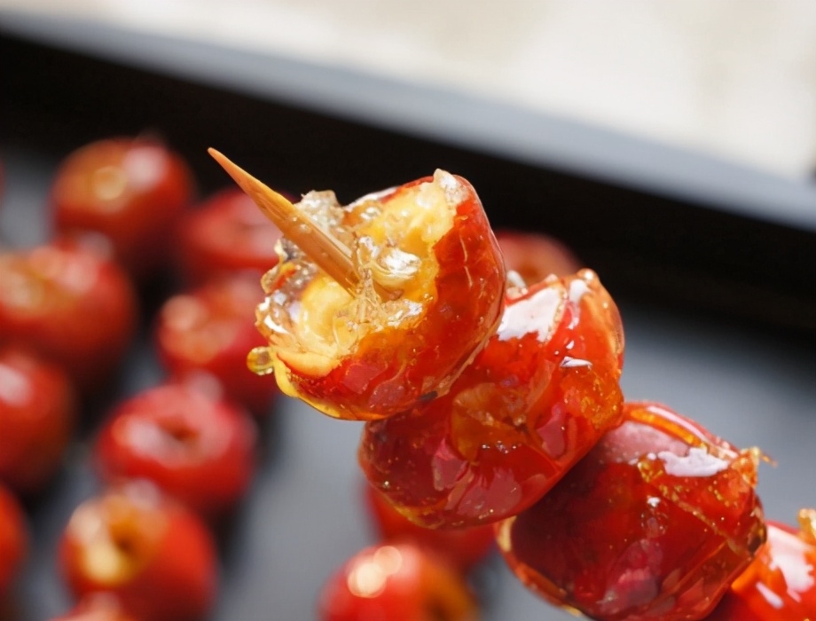 做糖葫芦时，注意“1放2不做”，糖葫芦不粘牙不粘手，嘎嘣脆