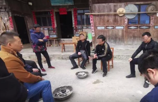 贵州一学校5名老师体罚女生被通报，县委书记上门致歉，副校长、副书记被免职