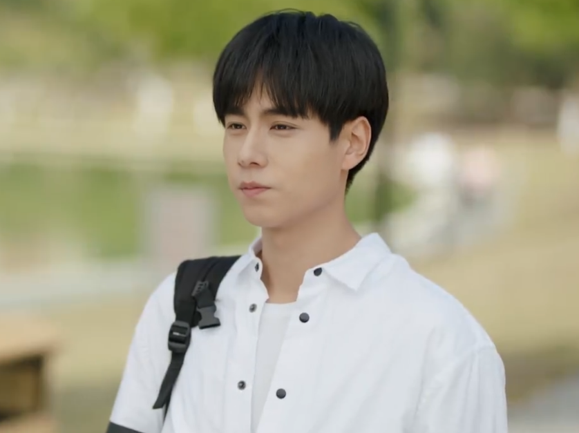 《暗恋》开播槽点多：女主染黄毛与人设不符，剧情遭魔改变玛丽苏