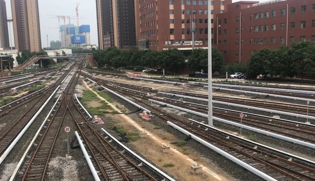 小区距离地铁9号线郭公庄地铁站大约200米,地铁郭公庄站的车辆段横穿