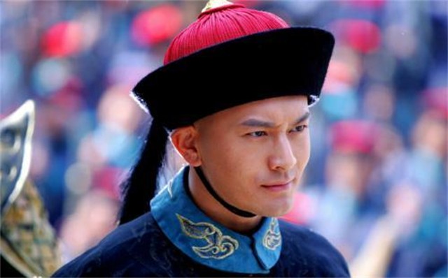 3年前金庸逝世，书迷自发赶到医院，次子捧遗像送父亲最后一程