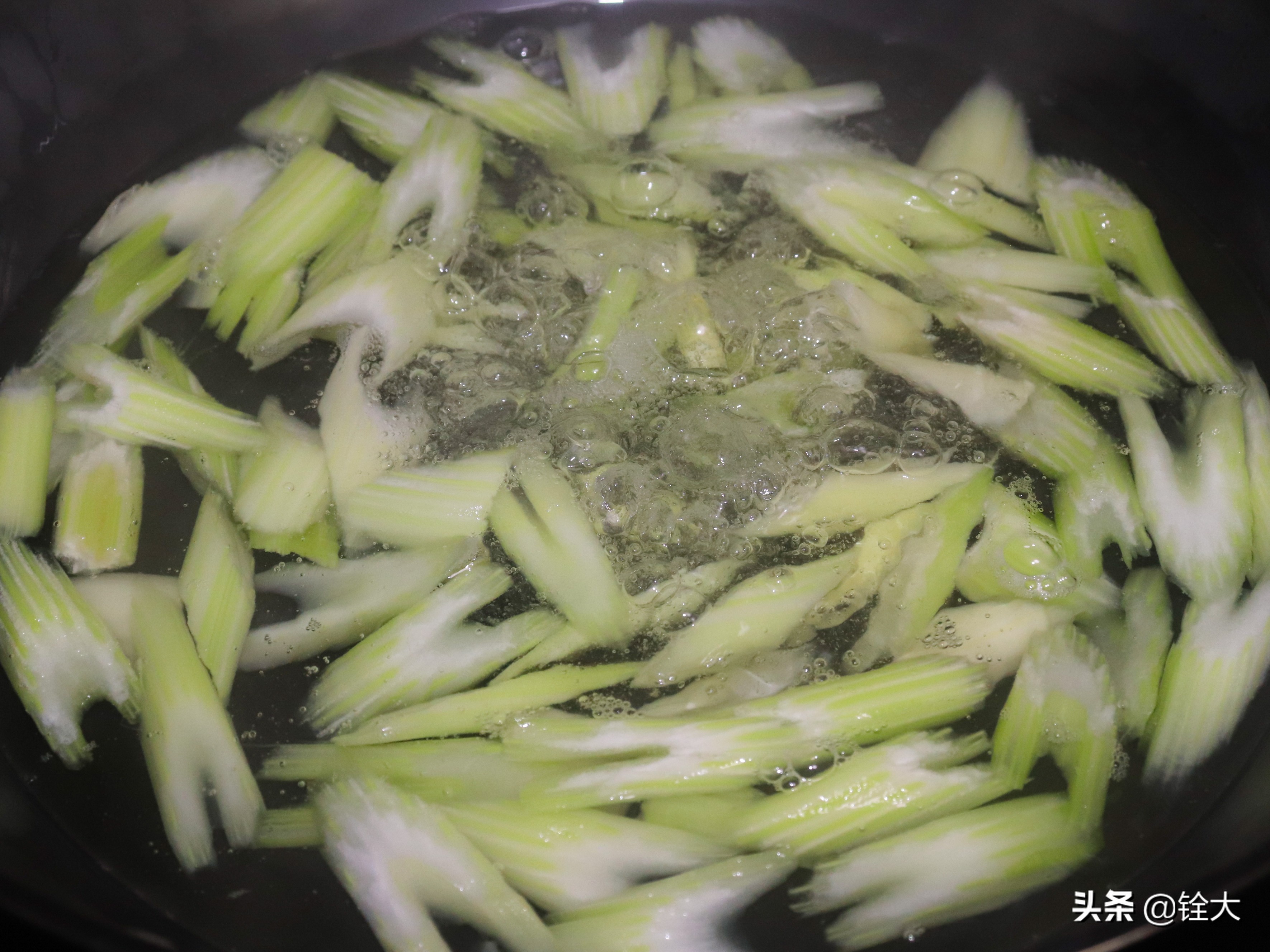 西芹章鱼须这样猛火爆炒，口感非常丰富，色香味俱全，吃完还想吃