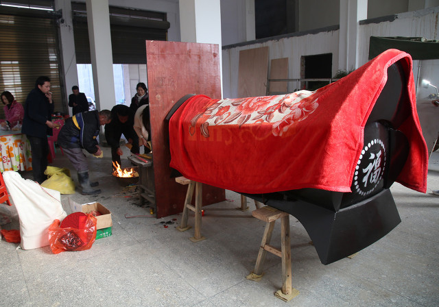 在农村出殡时,都要用钉子把棺盖封紧,这有什么讲究吗