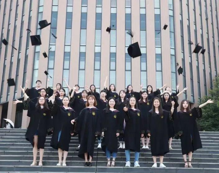 大学生“创意毕业照”火了，男生“性感”起来，真没女生啥事了