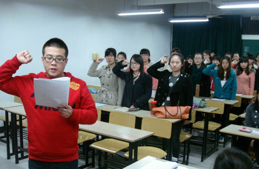 上了大学颜值开挂，张子枫入学半学期，从邻家小妹到气质女神