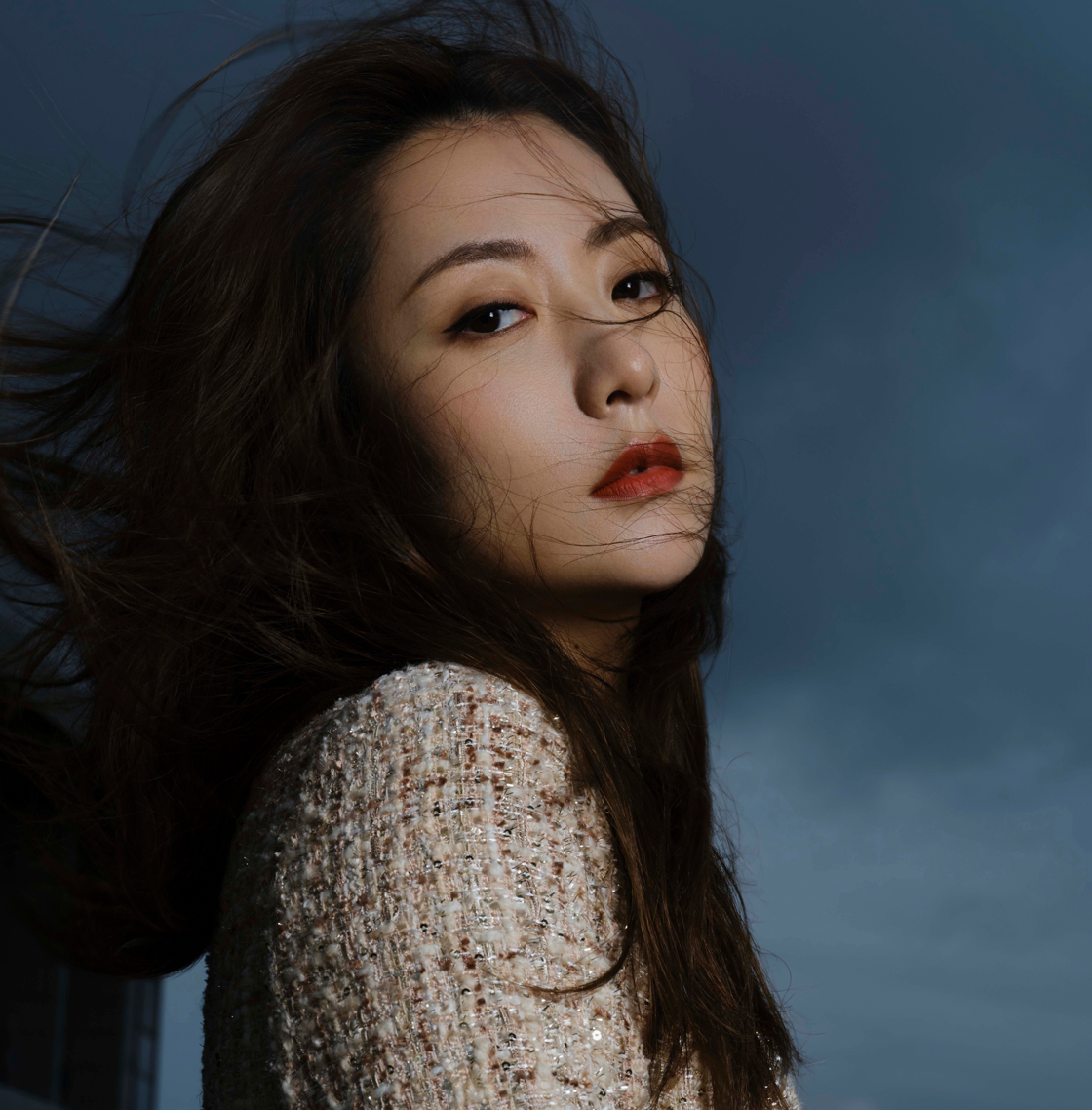 照片中,白冰五官精致立体,清淡的妆容仍能衬托出美艳无比的美貌,皮肤